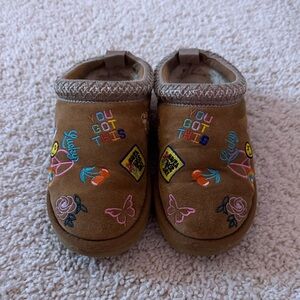 Steve Madden Tan Kids Slippers with Colorful Embroidery